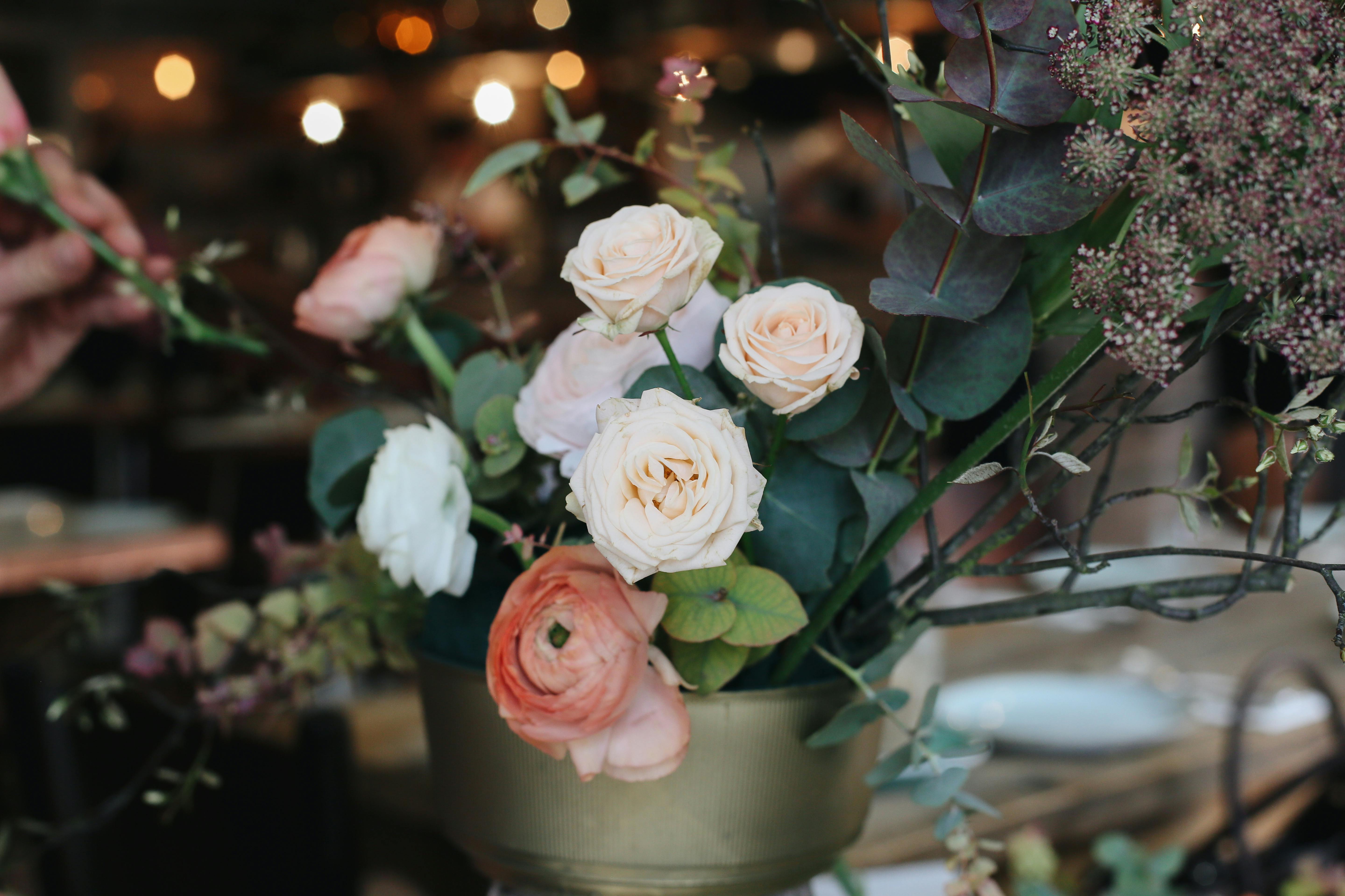 Handbunden bukett med säsongens blommor